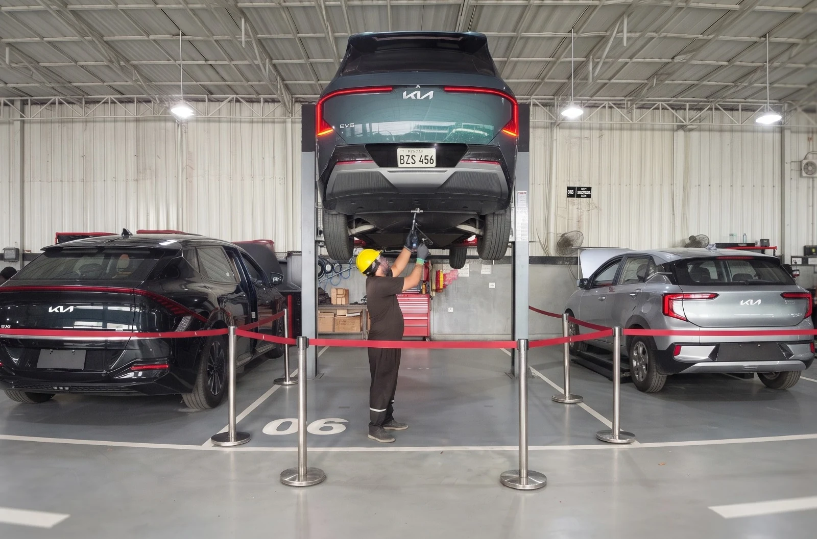 Online service booking at Kia Samaa — 2026 Kia Sportage L service bay, coming soon